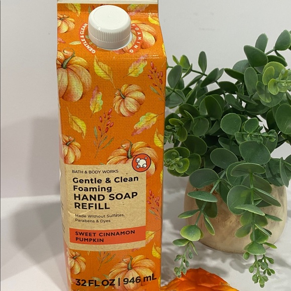 Bath & Body Works “Sweet Cinnamon Pumpkin” Refillable Foaming Hand Soap - Picture 1 of 6